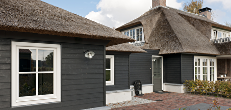 Waarom is het belangrijk om je houten huis goed te onderhouden?