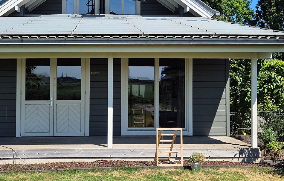 Houten woning en garage geschilderd