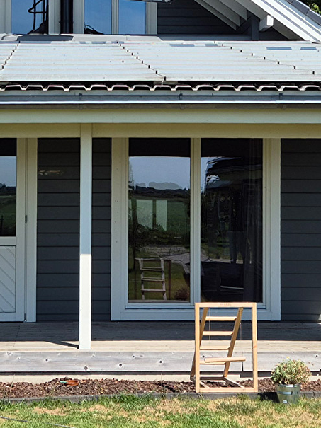 Houten woning en garage geschilderd