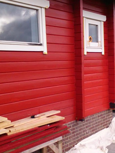 Buitenzijde logwoning schilderen