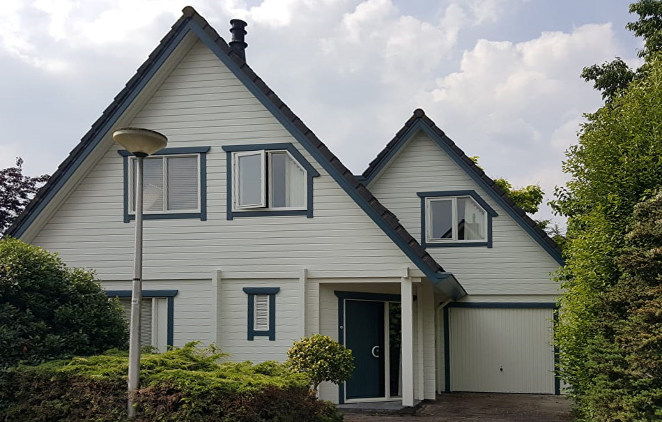 Houtherstel en nieuwe kleuren Finnlogs woning