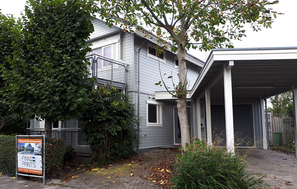 Houten huis in nieuwe verflaag