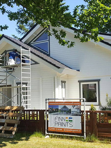 Nieuw schilderwerk houten woning in Ugchelen