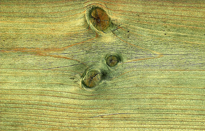 Is het nodig om geïmpregneerd hout nog te schilderen?