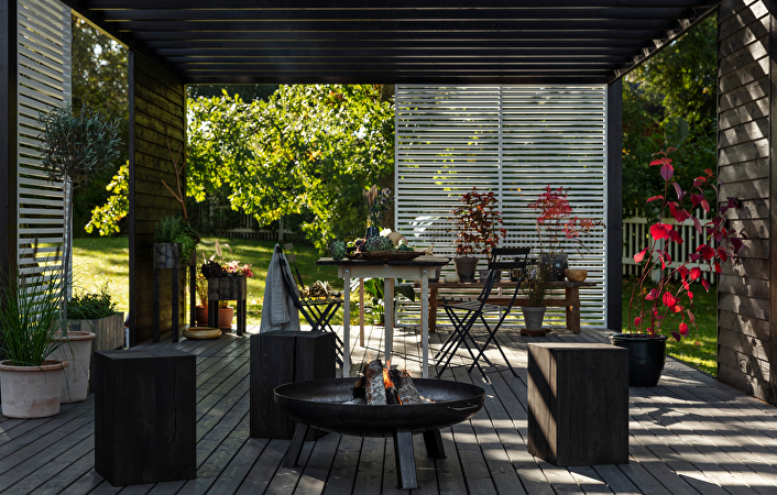 Laat je terras er fris uitzien met een nieuwe lik verf of olie.