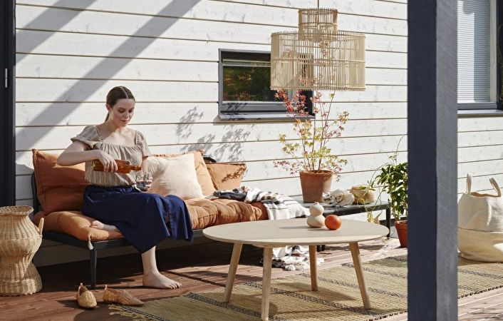 Het terras kan een verlengstuk van de woonkamer zijn en ingericht met veel meubels.